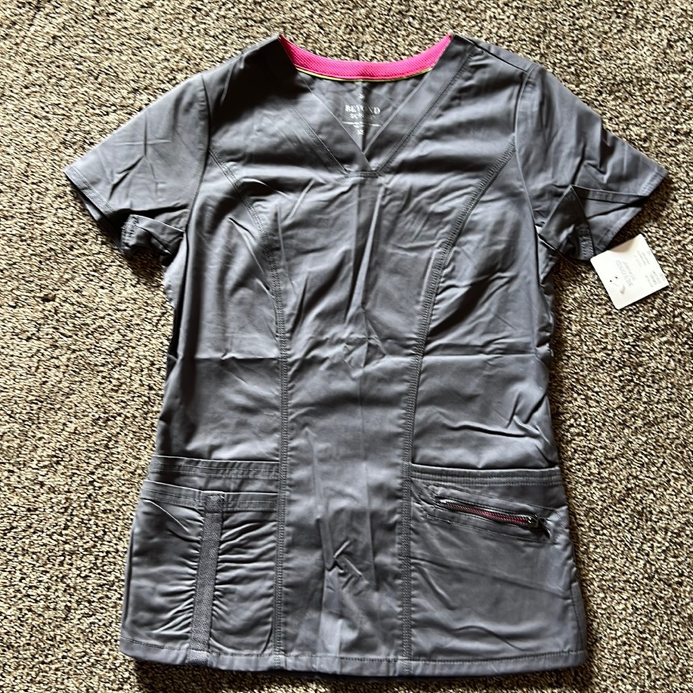 Beyond scrubs, Eli V-neck top pewter size extra small NWT